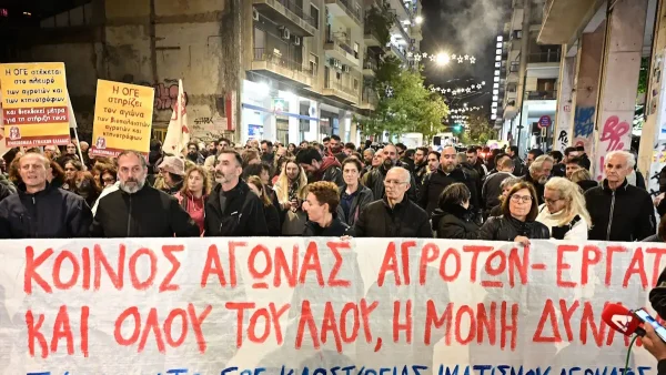 Αγρότες, κτηνοτρόφοι και αλληλέγγυοι μπροστά από το υπουργείο Αγροτικής Ανάπτυξης στην Αχαρνών