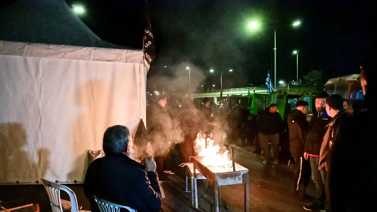 Μπλόκα αγροτών: Στρατοπέδευσαν στο μπλόκο της Νίκαιας με 1000 τρακτέρ – Σκηνές, ψησταριές και σόμπες στην εθνική οδό