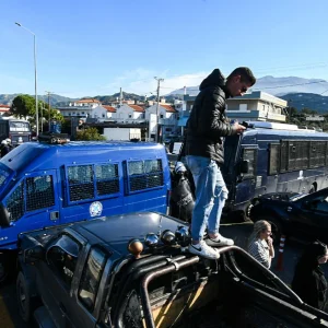Επεισόδια στη Γέφυρα Ρίου - Αντιρρίου: Η ΕΛΑΣ μπλόκαρε τα τρακτέρ, πέρασαν με τα πόδια οι αγρότες, έπεσαν χημικά και κρότου λάμψης