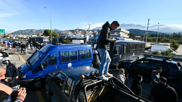Επεισόδια στη Γέφυρα Ρίου - Αντιρρίου: Η ΕΛΑΣ μπλόκαρε τα τρακτέρ, πέρασαν με τα πόδια οι αγρότες, έπεσαν χημικά και κρότου λάμψης