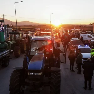 Βασανιστήριο για τους ταξιδιώτες τα μπλόκα, αποκλεισμένη η Ιόνια οδός στο Αγγελόκαστρο, πολύωροι αποκλεισμοί και στους παρακαμπτήριους στην ΠΑΘΕ