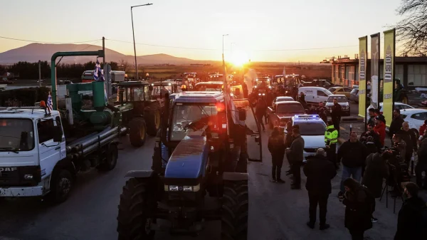 Βασανιστήριο για τους ταξιδιώτες τα μπλόκα, αποκλεισμένη η Ιόνια οδός στο Αγγελόκαστρο