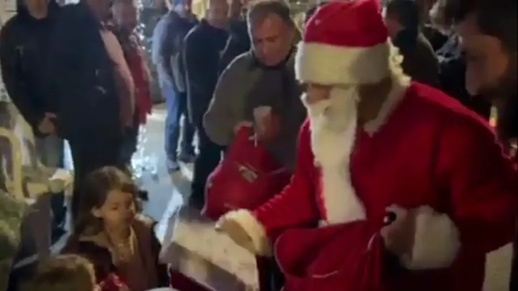 Μπλόκο Νίκαιας: Ο Άη Βασίλης μοίρασε δώρα και χριστουγεννιάτικο πνεύμα στα παιδιά των αγροτών