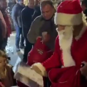 Μπλόκο Νίκαιας: Ο Άη Βασίλης μοίρασε δώρα και χριστουγεννιάτικο πνεύμα στα παιδιά των αγροτών