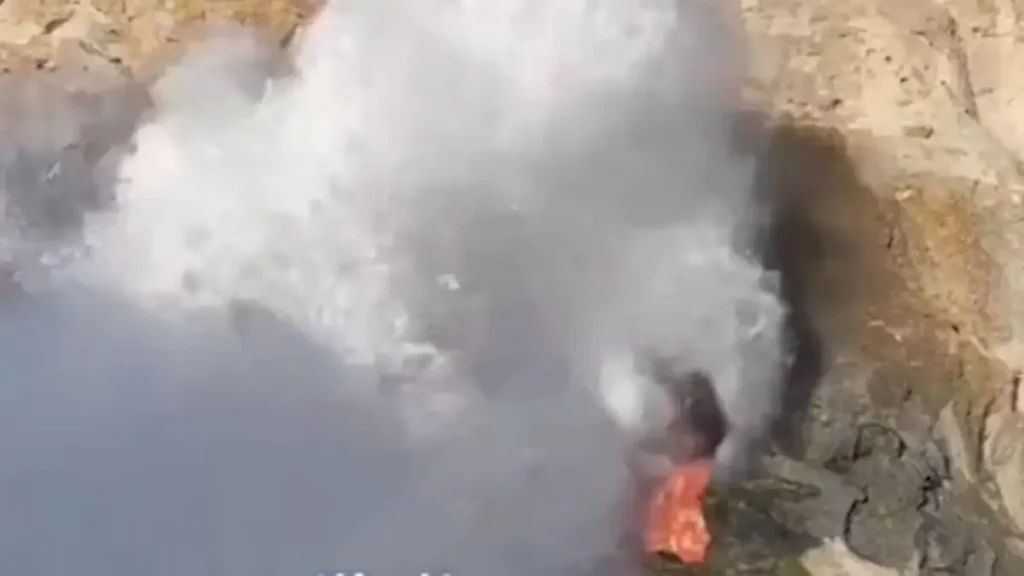 Αίγυπτος: Η στιγμή που τεράστιο κύμα «καταπίνει» τουρίστρια την ώρα που εκείνη ποζάρει για φωτογραφία