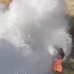 Αίγυπτος: Η στιγμή που τεράστιο κύμα «καταπίνει» τουρίστρια την ώρα που εκείνη ποζάρει για φωτογραφία