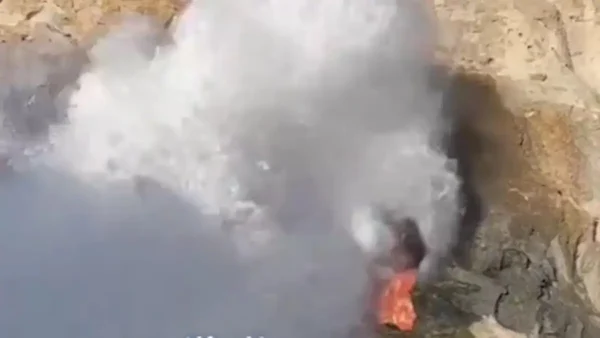 Αίγυπτος: Η στιγμή που τεράστιο κύμα «καταπίνει» τουρίστρια την ώρα που εκείνη ποζάρει για φωτογραφία