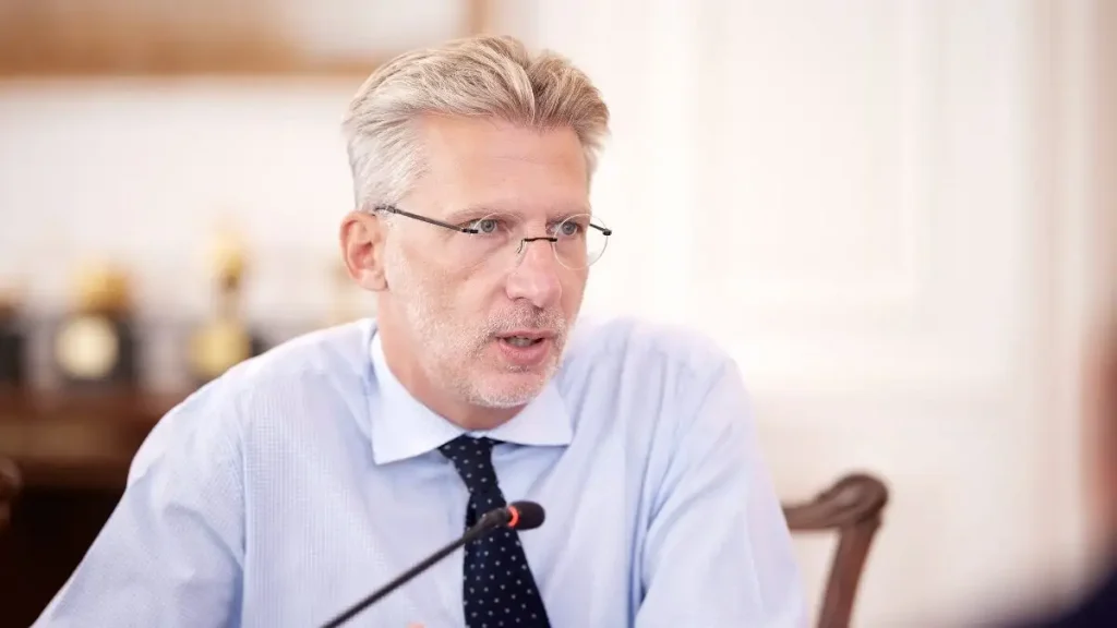 Άκης Σκέρτσος: Επιτέλους αυστηροί κανόνες και αποτελεσματικοί έλεγχοι για αλκοόλ και καπνικά στους νέους