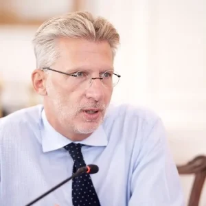 Άκης Σκέρτσος: Επιτέλους αυστηροί κανόνες και αποτελεσματικοί έλεγχοι για αλκοόλ και καπνικά στους νέους