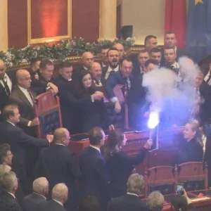 Χαμός στη Βουλή της Αλβανίας: Συγκρούσεις βουλευτών με αστυνομικούς για υπόθεση διαφθοράς