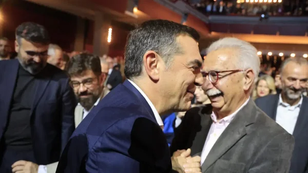 Αλέξης Τσίπρας: Πανηγυρική η άφιξή του στο Παλλάς για την παρουσίαση του βιβλίου του «Ιθάκη» – Φώναζαν «να τος ο πρωθυπουργός»