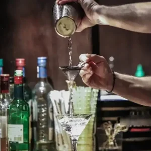 Έφοδος της ΕΛΑΣ σε νυχτερινά κέντρα στην Αθήνα που πωλούσαν αλκοόλ σε 7 ανήλικους – Συνελήφθησαν 2 υπεύθυνοι