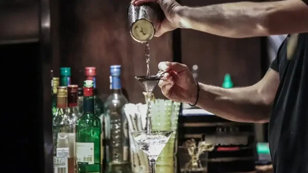 Έφοδος της ΕΛ.ΑΣ. σε νυχτερινά κέντρα που πωλούσαν αλκοόλ σε ανήλικους – Δύο συλλήψεις