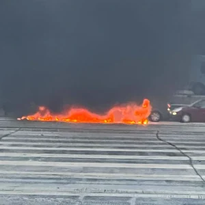 Στις φλόγες τυλίχτηκε αυτοκίνητο στα διόδια Αθηνών Κορίνθου, δείτε βίντεο