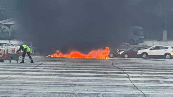 Στις φλόγες τυλίχτηκε αυτοκίνητο στα διόδια Αθηνών Κορίνθου, δείτε βίντεο