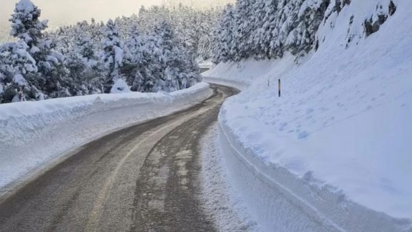 Φθιώτιδα: Εξασφαλίσθηκε από την Περιφέρεια Στερεάς ο απρόσκοπτος αποχιονισμός του δρόμου για το Χ.Κ. Παρνασσού