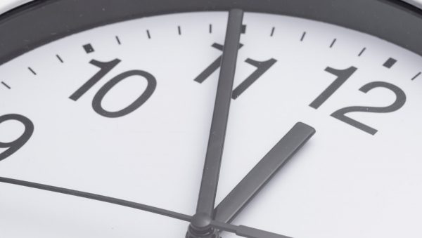 Η απαγόρευση κινητών στις ΗΠΑ έφερε δυσκολίες στην απλή αναγνώριση ώρας από αναλογικά ρολόγια!