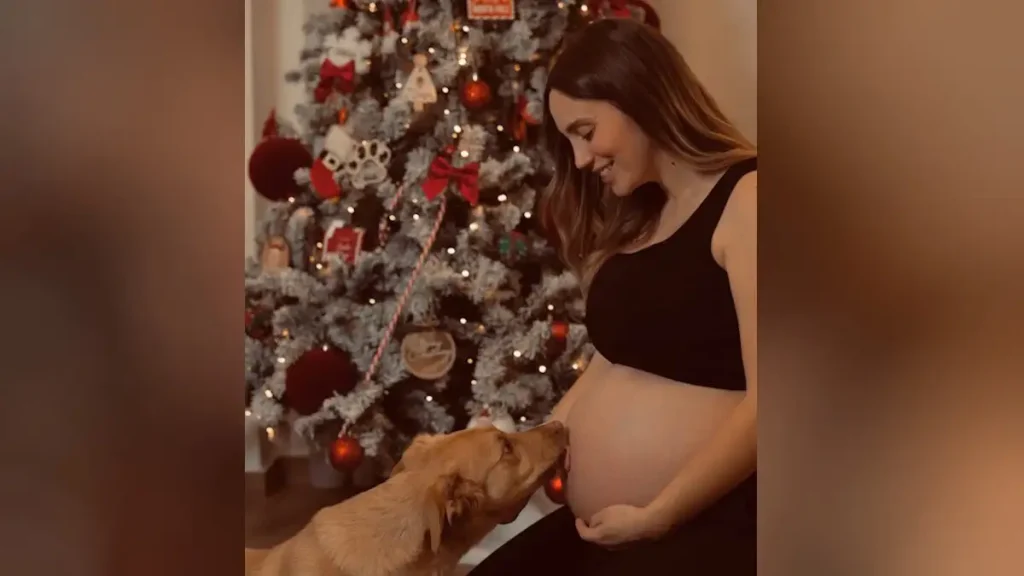 Άννα Κορακάκη: Η νέα φωτογραφία με φουσκωμένη κοιλίτσα και το σκυλάκι της κάτω από το χριστουγεννιάτικο δέντρο