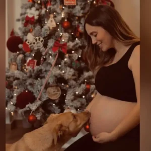 Άννα Κορακάκη: Η νέα φωτογραφία με φουσκωμένη κοιλίτσα και το σκυλάκι της κάτω από το χριστουγεννιάτικο δέντρο