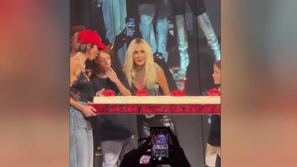 Η Άννα Βίσση γιόρτασε τα γενέθλια της στην πίστα: Η έκπληξη της Σοφίας Καρβέλα και το τρυφερό φιλί τους