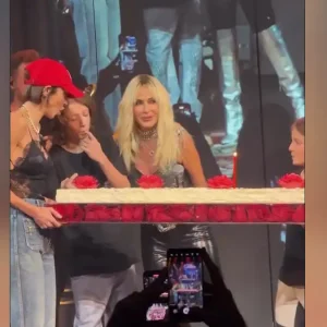 Η Άννα Βίσση γιόρτασε τα γενέθλια της στην πίστα: Η έκπληξη της Σοφίας Καρβέλα και το τρυφερό φιλί τους