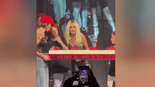 Η Άννα Βίσση γιόρτασε τα γενέθλια της στην πίστα: Η έκπληξη της Σοφίας Καρβέλα και το τρυφερό φιλί τους