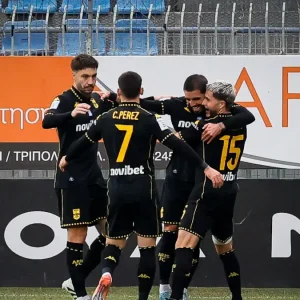 Αστέρας Τρίπολης – Άρης 0-1: «Απόδραση» με αυτογκόλ για τους «κίτρινους» στη Super League