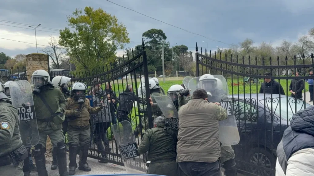 Αγρότες επιχείρησαν να φράξουν με τρακτέρ την είσοδο στο αεροδρόμιο «Μακεδονία», τους εμπόδισε η Αστυνομία