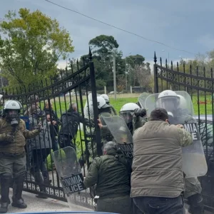 Αγρότες επιχείρησαν να φράξουν με τρακτέρ την είσοδο στο αεροδρόμιο «Μακεδονία», τους εμπόδισε η Αστυνομία