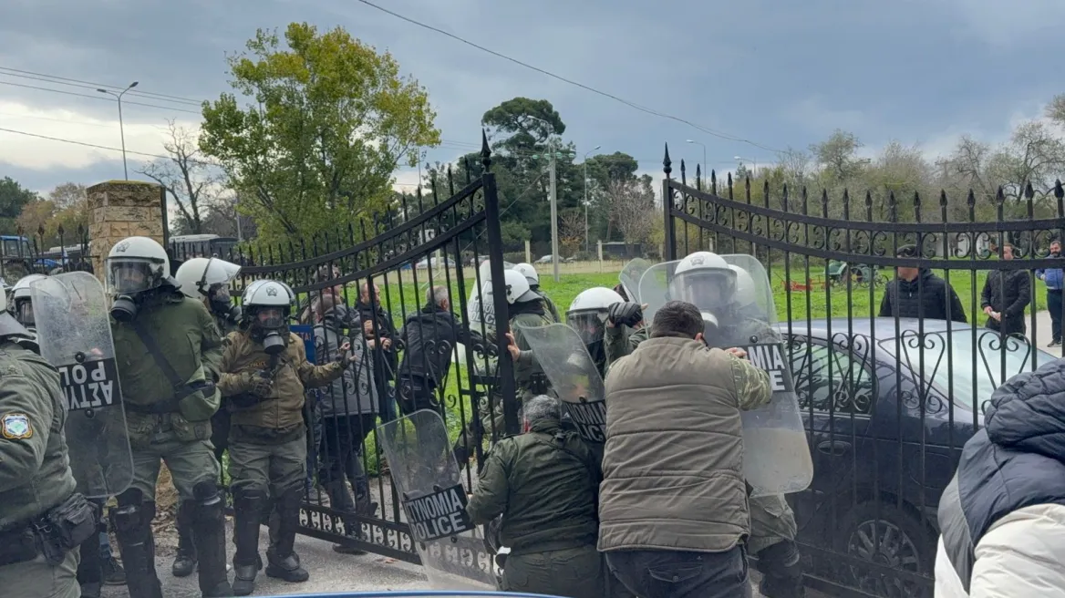 Αγρότες επιχείρησαν να φράξουν με τρακτέρ την είσοδο στο αεροδρόμιο «Μακεδονία», τους εμπόδισε η Αστυνομία