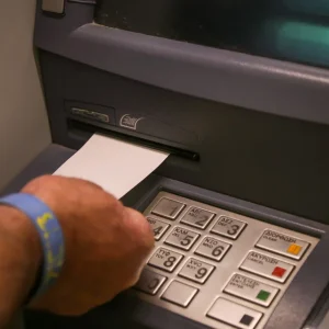 ΔΥΠΑ: Ξεκινά στις 17 Δεκεμβρίου η προπληρωμή επιδομάτων, παροχών και του Δώρου Χριστουγέννων