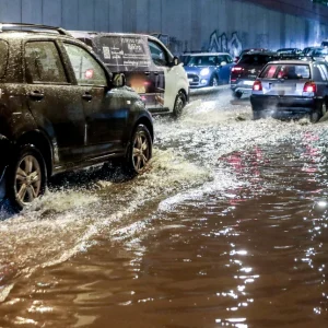 Κακοκαιρία Byron: Προβλήματα και πλημμυρισμένοι δρόμοι στην Αττική -Χάος σε πολλές περιοχές της Ελλάδας