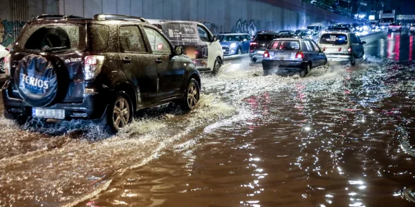 Κακοκαιρία Byron: Προβλήματα και πλημμυρισμένοι δρόμοι στην Αττική -Χάος σε πολλές περιοχές της Ελλάδας