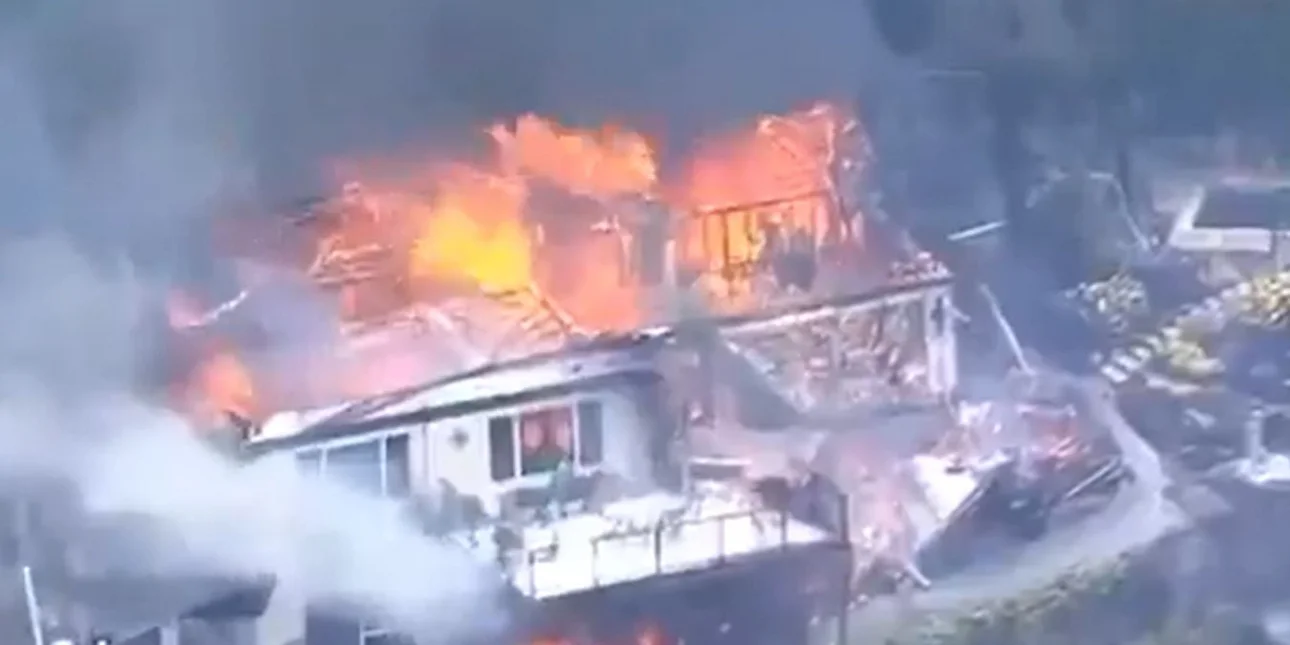 Αυστραλία: Δασικές πυρκαγιές κατέκαψαν σπίτια σε δύο πολιτείες - Ένας πυροσβέστης σκοτώθηκε από την πτώση δέντρου