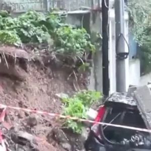 Βουλιαγμένη: Μαντρότοιχος κατέρρευσε και καταπλάκωσε παρκαρισμένο αυτοκίνητο