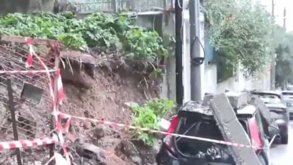 Βουλιαγμένη: Μαντρότοιχος κατέρρευσε και καταπλάκωσε παρκαρισμένο αυτοκίνητο