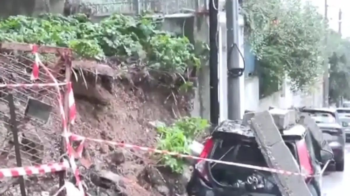 Βουλιαγμένη: Μαντρότοιχος κατέρρευσε και καταπλάκωσε παρκαρισμένο αυτοκίνητο