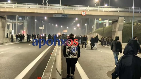 Μπλόκα αγροτών: Έκλεισαν τη νέα Εθνική Οδό Πατρών – Πύργου, στο ύψος της Κάτω Αχαΐας