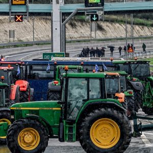 Αγροτικές κινητοποιήσεις: Χιλιάδες τρακτέρ στους δρόμους παρά την κακοκαιρία -Νέα μπλόκα σε όλη τη χώρα