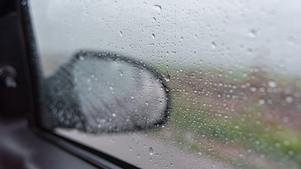 Λαμία: Είδε τον ηλικιωμένο να περπατάει στη βροχή και δεν τον προσπέρασε…