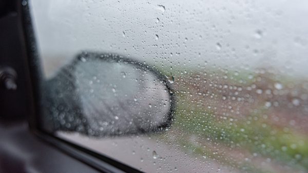 Λαμία: Είδε τον ηλικιωμένο να περπατάει στη βροχή και δεν τον προσπέρασε…