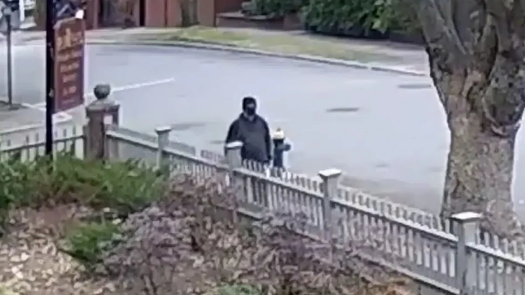 Επίθεση στο Πανεπιστήμιο Μπράουν: Ασύλληπτος παραμένει ο δράστης – Η αστυνομία ζητά πληροφορίες με νέες φωτογραφίες και βίντεο