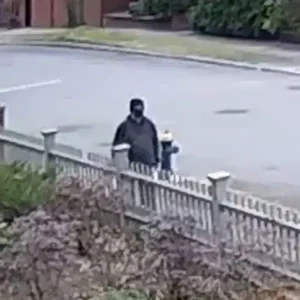 Επίθεση στο Πανεπιστήμιο Μπράουν: Ασύλληπτος παραμένει ο δράστης – Η αστυνομία ζητά πληροφορίες με νέες φωτογραφίες και βίντεο