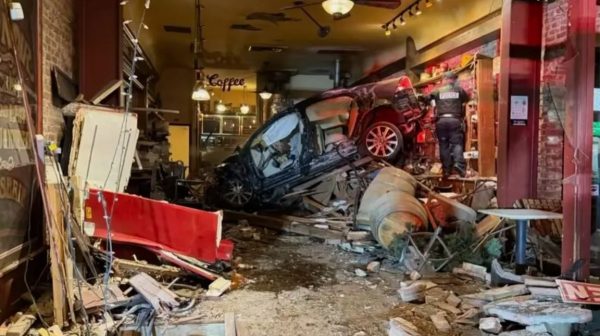 Αυτοκίνητο «καρφώθηκε» σε καφετέρια - Στο νοσοκομείο ο 90χρονος οδηγός