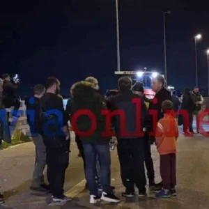 Οι αγρότες απέκλεισαν την υψηλή γέφυρα της Χαλκίδας