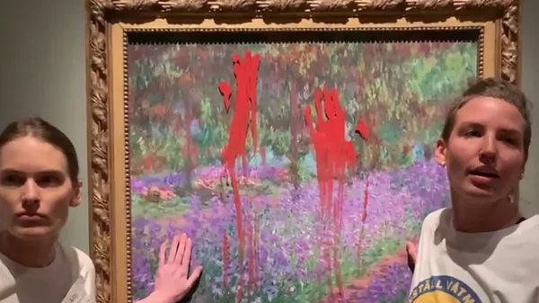 Δικαστήριο στη Σουηδία αθώωσε ακτιβίστριες που είχαν ρίξει μπογιά σε πίνακα του Μονέ