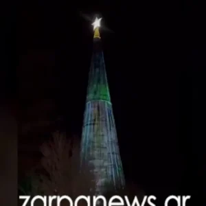 Χανιά: Φωταγωγήθηκε στο φαράγγι της Σαμαριάς ένα από τα μεγαλύτερα χριστουγεννιάτικα δέντρα της Ελλάδας