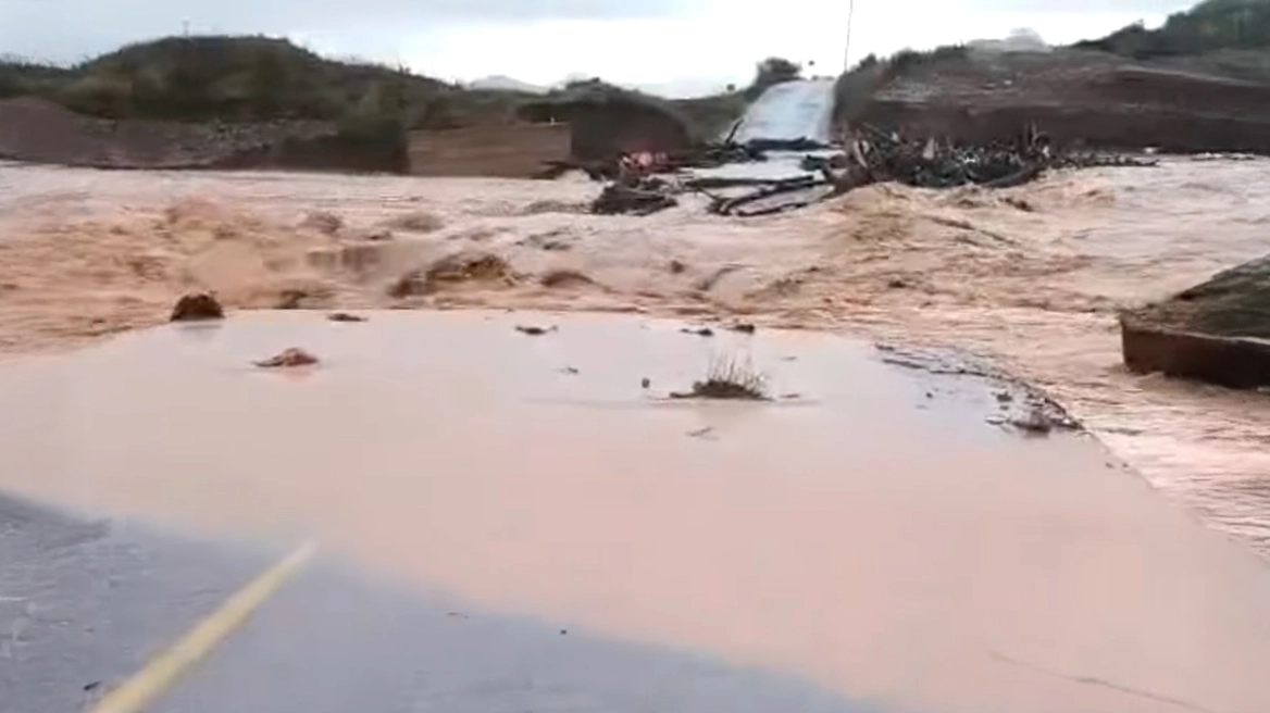 Εκκενώθηκε οικισμός κοντά στα Φάρσαλα γιατί υπερχείλισε ο ποταμός Ενιπέας, 112 για ετοιμότητα σε ακόμα 5 περιοχές