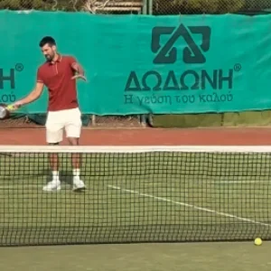 Ο Τζόκοβιτς έπαιξε τένις στο Καβούρι με... τηγάνι! (ΒΙΝΤΕΟ)