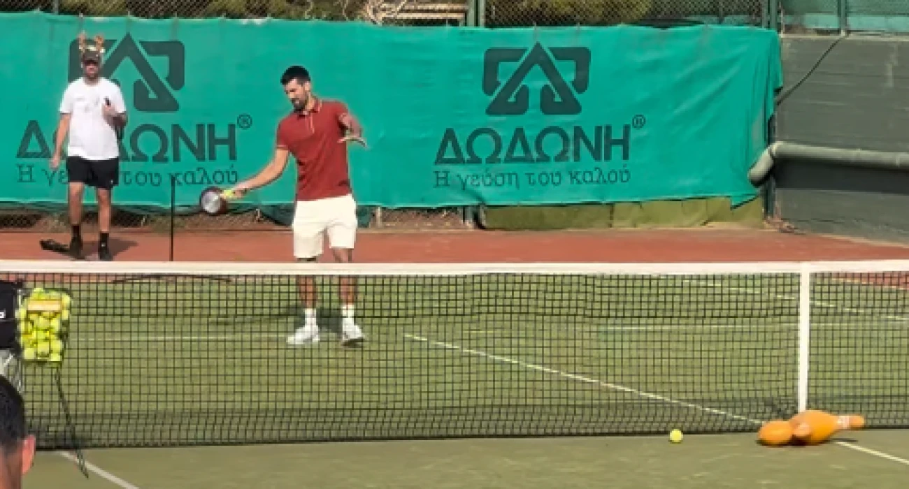 Ο Τζόκοβιτς έπαιξε τένις στο Καβούρι με... τηγάνι! (ΒΙΝΤΕΟ)